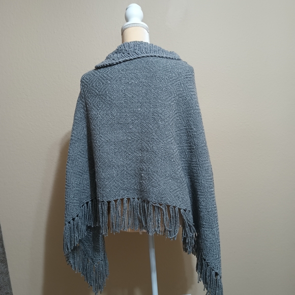 Chic Gray and Burgundy Women's Poncho Set - Picture 8 of 10